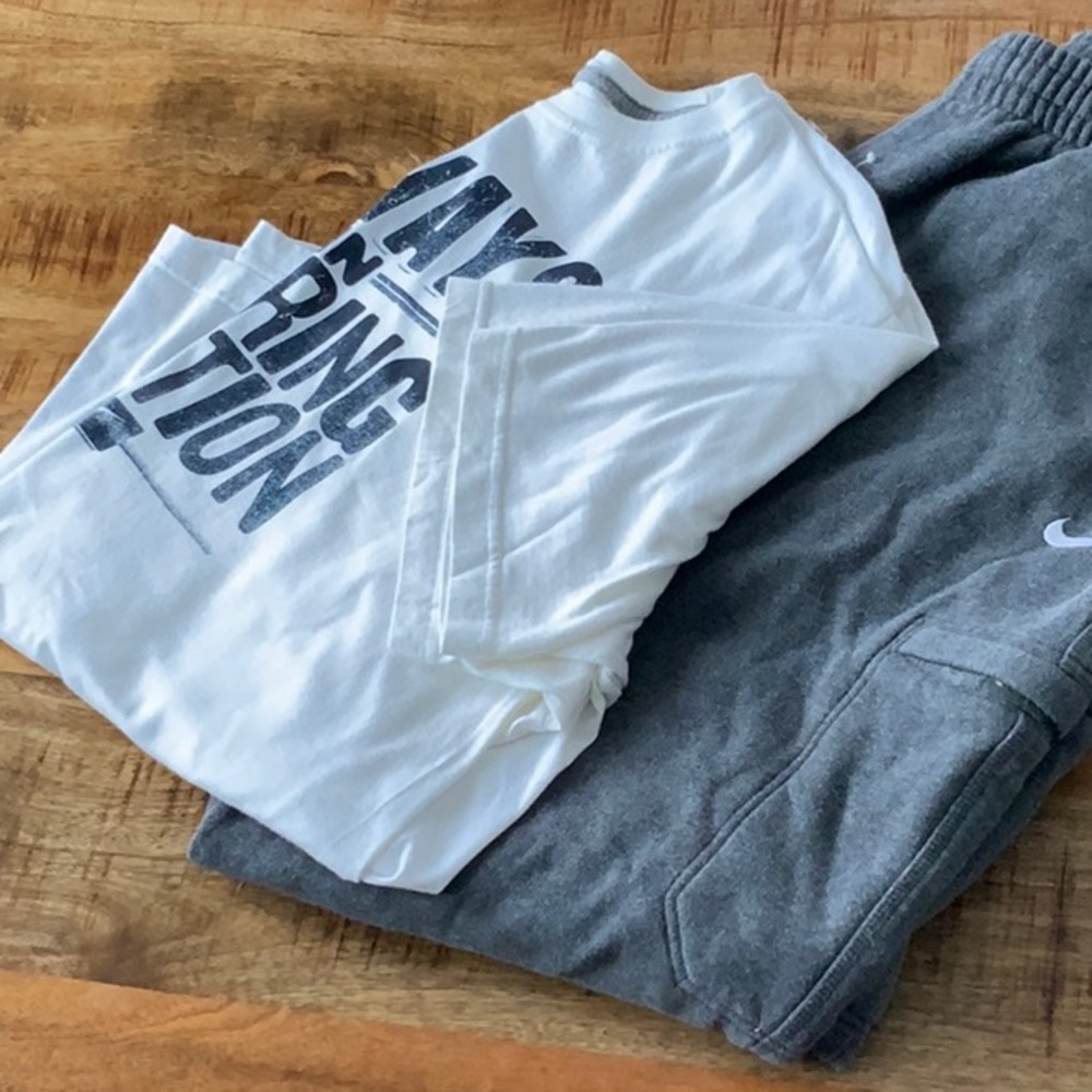 Men’s Nike tee shirt & sweat pant bundle